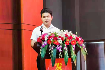 爱善天使集团张帆受邀出席洪江市教育大会并上台发言